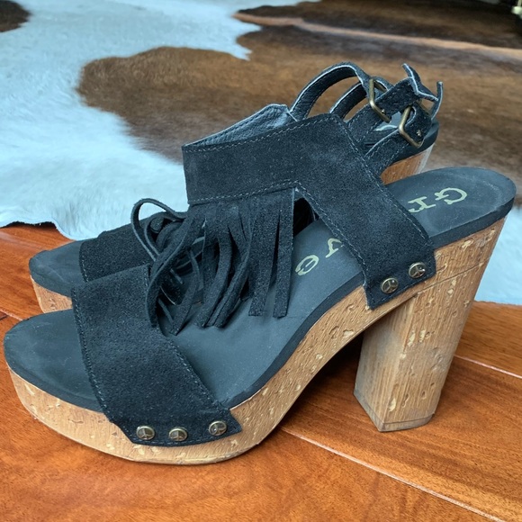 Black heels with fringe - Picture 1 of 4